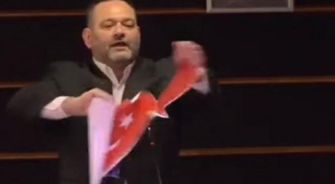 Alldaynews.gr Τσαβούσογλου για Λαγό: «Πετάμε στη θάλασσα όσους επιτίθενται στην ένδοξη σημαία μας»