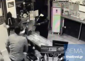 Θεσσαλονίκη: Πράκτορας του ΟΠΑΠ επιτίθεται σε ένοπλους κουκουλοφόρους – Βίντεο