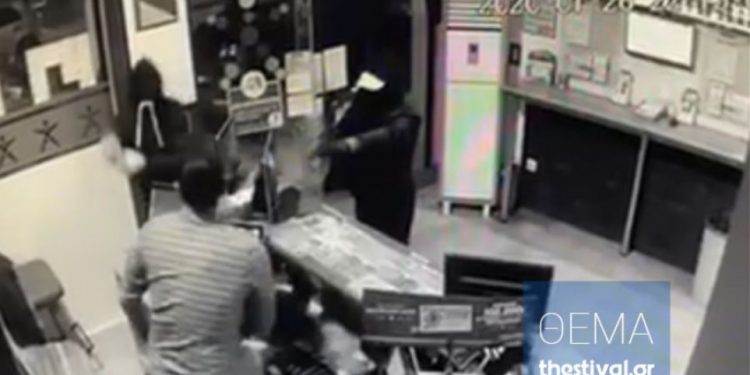 Θεσσαλονίκη: Πράκτορας του ΟΠΑΠ επιτίθεται σε ένοπλους κουκουλοφόρους – Βίντεο