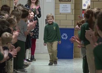 Το 6χρονο αγόρι που νίκησε τη λευχαιμία και η υποδοχή από τους συμμαθητές του