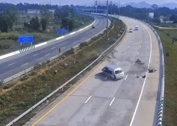 Van τρακάρει και οι επιβάτες πετάγονται στον δρόμο!