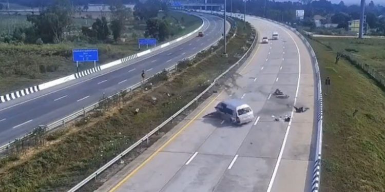 Alldaynews.gr Van τρακάρει και οι επιβάτες πετάγονται στον δρόμο!