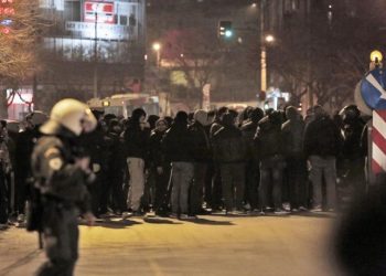 Δεκάδες οπαδοί του ΠΑΟΚ στα γραφεία της Νέας Δημοκρατίας στη Θεσσαλονίκη! (pics)