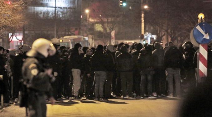 Alldaynews.gr Δεκάδες οπαδοί του ΠΑΟΚ στα γραφεία της Νέας Δημοκρατίας στη Θεσσαλονίκη! (pics)