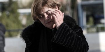 Alldaynews.gr Η μάνα Τοπαλούδη καρφώνει συγγενείς: «Έμεναν από κάτω, άκουγαν τις κραυγές και μετά έστειλαν τις καθαρίστριες»