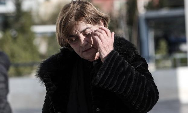 Alldaynews.gr Η μάνα Τοπαλούδη καρφώνει συγγενείς: «Έμεναν από κάτω, άκουγαν τις κραυγές και μετά έστειλαν τις καθαρίστριες»