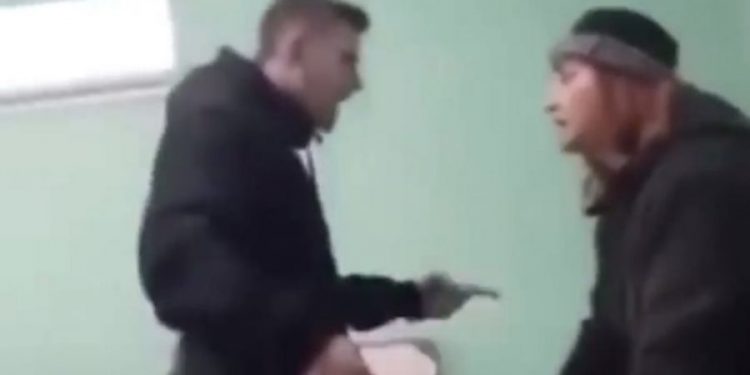 Alldaynews.gr Μαθητής βρίζει χυδαία καθηγήτρια για μια… απουσία! «Θα σας κάψω όλους ρε! Θα σε καταστρέψω» (video)