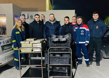 Θεσσαλονίκη: Επιχειρηματίες πρόσφεραν φαγητό σε αστυνομικούς, πυροσβέστες και ΕΚΑΒίτες που άλλαξαν χρονιά στο καθήκον