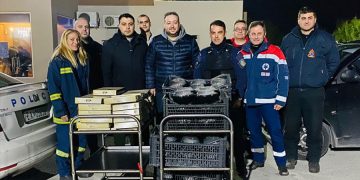 Θεσσαλονίκη: Επιχειρηματίες πρόσφεραν φαγητό σε αστυνομικούς, πυροσβέστες και ΕΚΑΒίτες που άλλαξαν χρονιά στο καθήκον