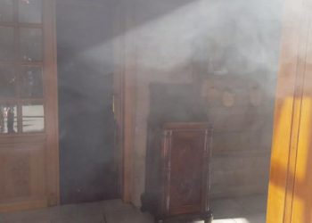Πήρε φωτιά η Μητρόπολη Κοζάνης, το σημαντικότερο σημείο της πόλης – Δείτε πλάνα από την πυρκαγιά (pics, video)