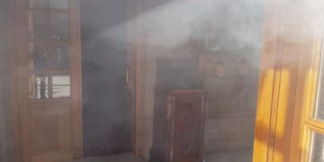 Πήρε φωτιά η Μητρόπολη Κοζάνης, το σημαντικότερο σημείο της πόλης – Δείτε πλάνα από την πυρκαγιά (pics, video)