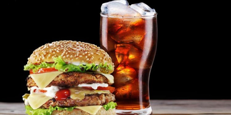 Alldaynews.gr Προσοχή: Μην συνοδεύεις ποτέ το μπέργκερ με αναψυκτικό