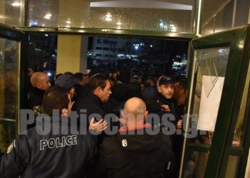 Άγριες αποδοκιμασίες κατά Μηταράκη στη Χίο – Πέταξαν μπουκάλια με νερό και ποτήρια με καφέ (pics, video)