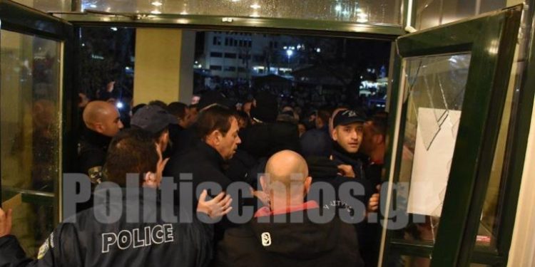 Alldaynews.gr Άγριες αποδοκιμασίες κατά Μηταράκη στη Χίο – Πέταξαν μπουκάλια με νερό και ποτήρια με καφέ (pics, video)