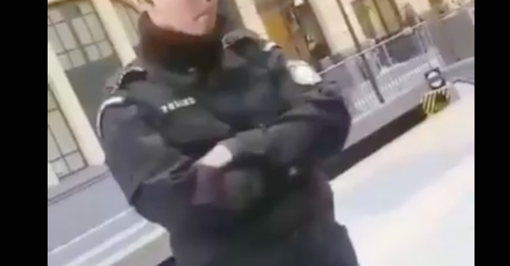 Δείτε και την άλλη πλευρά του νομίσματος. Τσιγγανάκια βρίζουν χυδαία αστυνομικούς κι αυτοί…(Βίντεο)