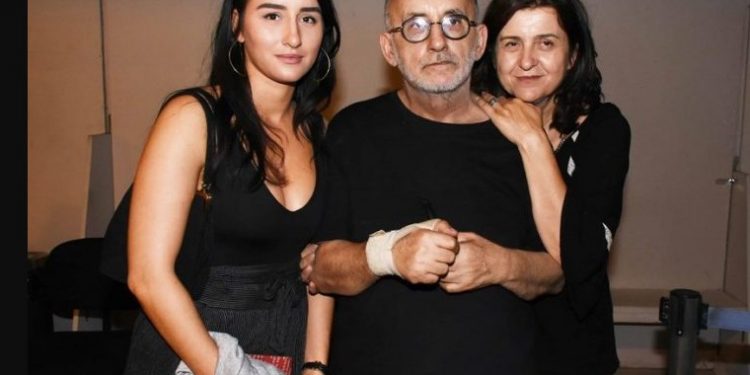 Alldaynews.gr Τραγικές ώρες για την γυναίκα του Μικρούτσικου-Μετά τον Θάνο νεκρός χθες και ο πατέρας της