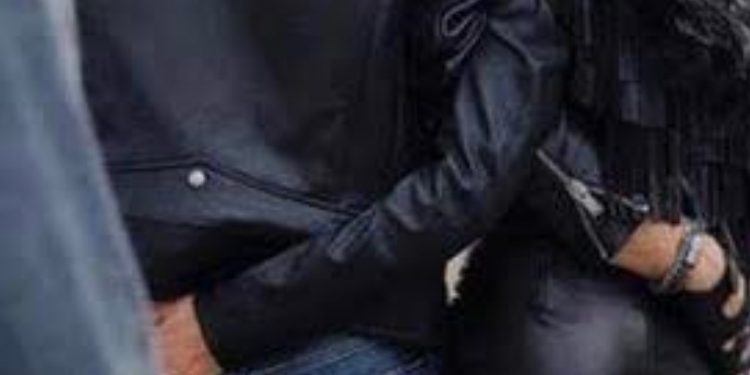 Ποιά είναι η μελαχρινή που χουφτώνει τον Ρουβά;[photos]