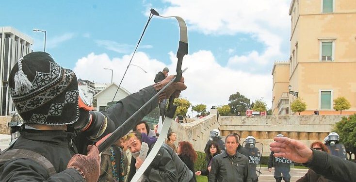 Alldaynews.gr Συνελήφθη ο δραπέτης «Τοξοβόλος του Συντάγματος» – Είχε μαζί του βαρύ οπλισμό