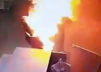 Τραγικό! Την έλουσε με πετρέλαιο και της έβαλε φωτιά επειδή τον χώρισε