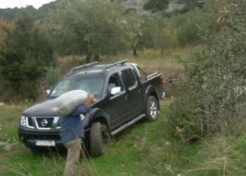 Απίστευτο! Πήγε σε κηδεία και όταν επέστρεψε του είχαν κλέψει την πόρτα του αγροτικού του