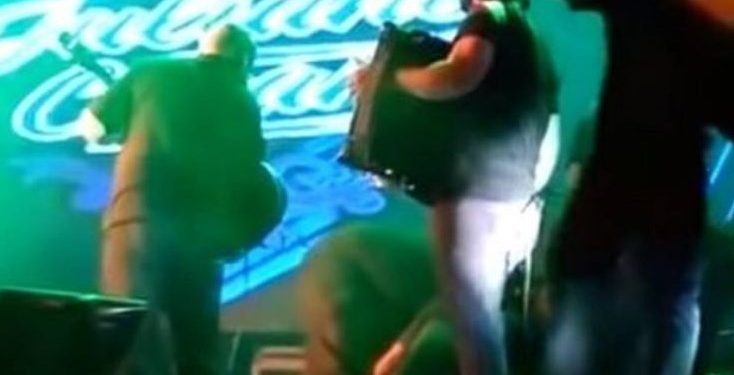 Πρωτοχρονιάτικη Τραγωδία. Νεκρός τραγουδιστής σε “εξτρά”. Η στιγμή που “φεύγει”[photo]