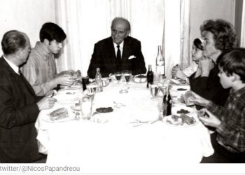 Όταν η οικογένεια Παπανδρέου γιόρταζε με… σουβλάκια! Η σπάνια φωτογραφία του Νίκου Παπανδρέου