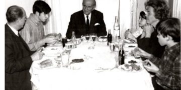 Όταν η οικογένεια Παπανδρέου γιόρταζε με… σουβλάκια! Η σπάνια φωτογραφία του Νίκου Παπανδρέου