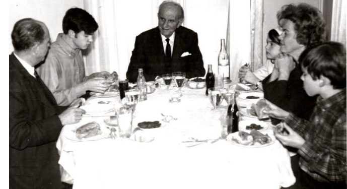 Όταν η οικογένεια Παπανδρέου γιόρταζε με… σουβλάκια! Η σπάνια φωτογραφία του Νίκου Παπανδρέου