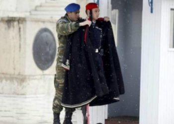 Μάνα Αυτές Τις Γιορτές Δεν Θα Έρθω Φυλάω Κάτι Ιερό Που Κάποιοι Εκεί Έξω Ξέχασαν , Την Πατρίδα Μας. Καλή Χρονιά!