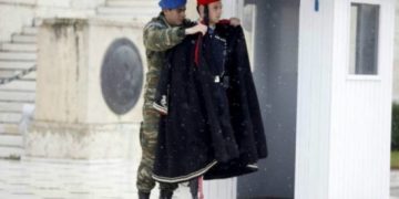 Alldaynews.gr Μάνα Αυτές Τις Γιορτές Δεν Θα Έρθω Φυλάω Κάτι Ιερό Που Κάποιοι Εκεί Έξω Ξέχασαν , Την Πατρίδα Μας. Καλή Χρονιά!