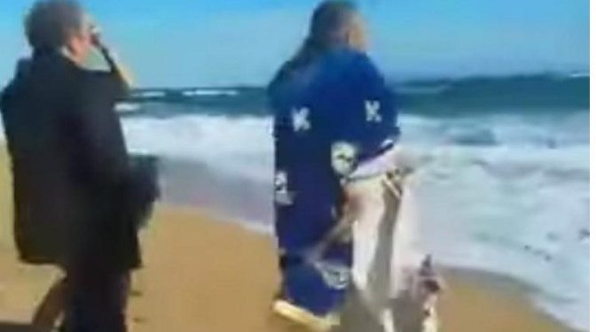 Θεοφάνεια 2020: Θυελλώδεις άνεμοι έριξαν τον ιερέα στη θάλασσα![video]