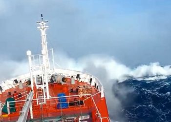 Ακυβέρνητο πλοίο στο Μυρτώο πέλαγος