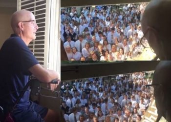 Δάσκαλος με καρκίνο “λύγισε” όταν είδε από το παράθυρο του σπιτιού 400 μαθητές να του τραγουδούν