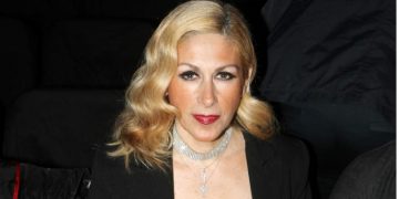 Έφη Σαρρή: Δεν έχω κάνει πλαστικές-Φοράω γούνα ακόμα και μέσα στο σπίτι!