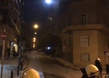 “Πόλεμος” στο Κουκάκι – Εισβολή αστυνομικών στις καταλήψεις που ανακατέλαβαν οι αντιεξουσιαστές – Δείτε LIVE εικόνα