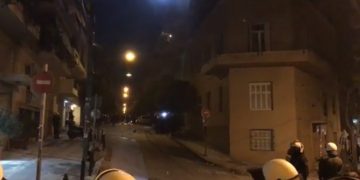 Alldaynews.gr “Πόλεμος” στο Κουκάκι – Εισβολή αστυνομικών στις καταλήψεις που ανακατέλαβαν οι αντιεξουσιαστές – Δείτε LIVE εικόνα