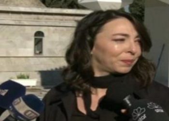 Οι λυγμοί της Κατσαβού στην κηδεία της Μπρόγιερ! Γιατί απουσίαζε ο Κώστας Βουτσάς;[video]