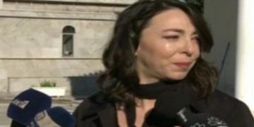 Οι λυγμοί της Κατσαβού στην κηδεία της Μπρόγιερ! Γιατί απουσίαζε ο Κώστας Βουτσάς;[video]