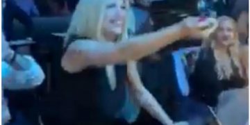 Ο Κιάμος βομβαρδίζει την Φώφη Γεννηματά με λουλούδια![videos]