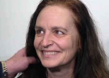 60χρονη πάει σε στιλίστα, την κουρεύει, την βάφει και δεν την γνωρίζουν ούτε τα παιδιά της[video]