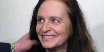 60χρονη πάει σε στιλίστα, την κουρεύει, την βάφει και δεν την γνωρίζουν ούτε τα παιδιά της[video]