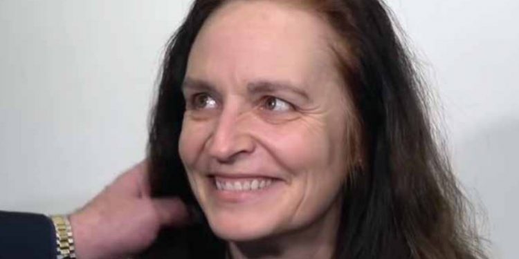 60χρονη πάει σε στιλίστα, την κουρεύει, την βάφει και δεν την γνωρίζουν ούτε τα παιδιά της[video]