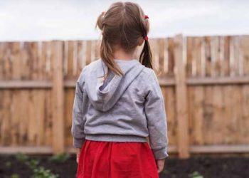 Τρίχρονη έμεινε μόνη της μία εβδομάδα και πέθανε τρώγοντας σκόνη πλυντηρίου