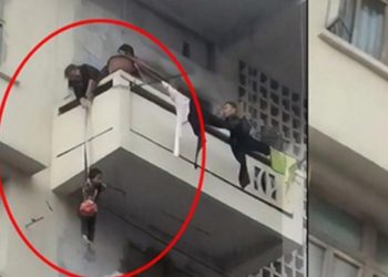 Γιαγιά κρέμασε το εγγόνι της από το μπαλκόνι για να σώσει τη γάτα της[video]