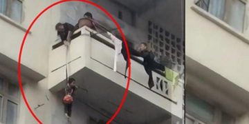 Γιαγιά κρέμασε το εγγόνι της από το μπαλκόνι για να σώσει τη γάτα της[video]