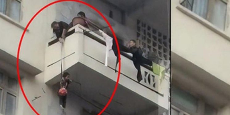 Γιαγιά κρέμασε το εγγόνι της από το μπαλκόνι για να σώσει τη γάτα της[video]