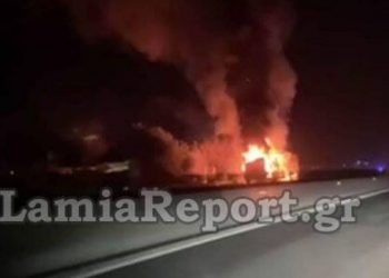 Συμβαίνει Τώρα: Φωτιά σε Νταλίκα στην Αθηνών-Λαμίας – Ουρές χιλιομέτρων