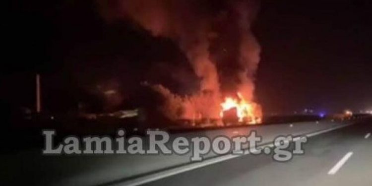 Alldaynews.gr Συμβαίνει Τώρα: Φωτιά σε Νταλίκα στην Αθηνών-Λαμίας – Ουρές χιλιομέτρων