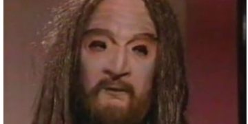 Alldaynews.gr Λάμψη: Ποιος κρυβόταν πίσω από τη μάσκα του «Ευλογητού»;