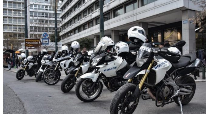 Alldaynews.gr Video ντοκουμέντο: «Νταής» αστυνομικός της ΔΙΑΣ χαστουκίζει 11χρονο! “Το παιδί έτρεμε, έκλαιγε, είχε αίματα κάτω από το πηγούνι του”